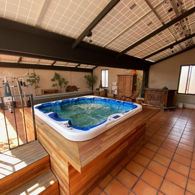 Urban Hacienda downtown, tranquil, spacious, jacuzzi - Casa de 5 dormitorios - 4