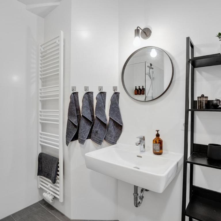 Altstadt View Suite - 2BR at Jakominiplatz & Free Parking by HERO HOMES Graz - Two-Bedroom Apartment with City View - 4