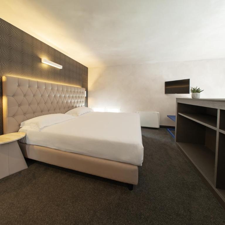 Hotel Al Campanile - Luxury Suites & Apartments - Camera Familiare con Vista Lago - 11