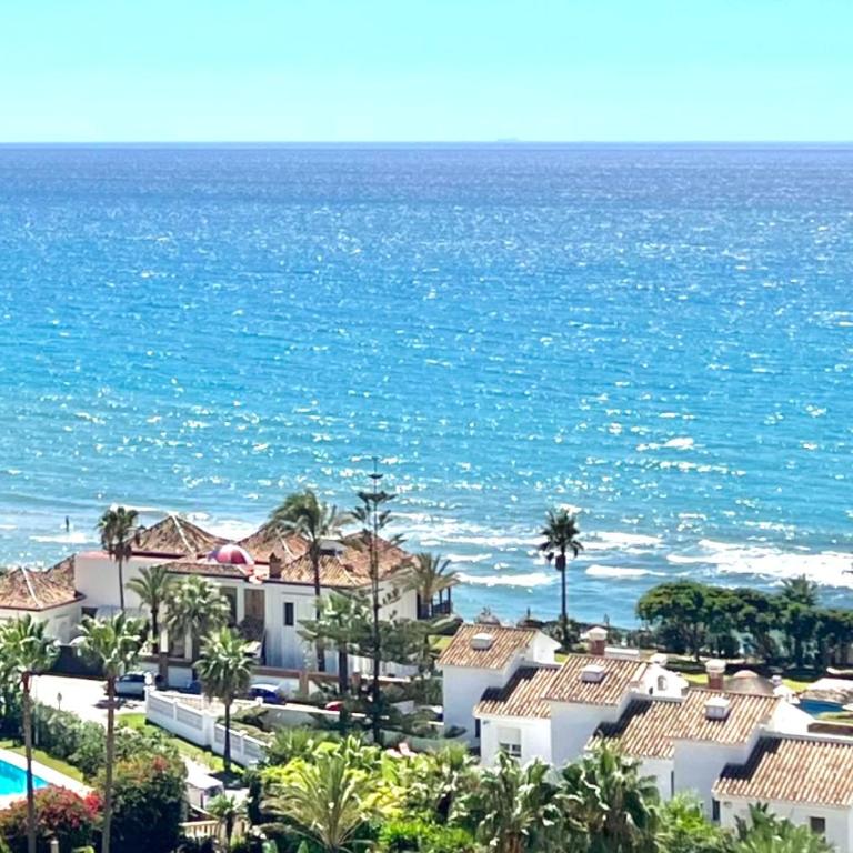 MARBELLA BEACHFRONT- Apartamento junto a la playa y con impresionantes vistas al mar - One-Bedroom Apartment - 3