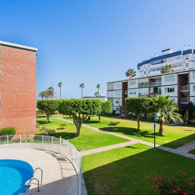 Sunshine Beach by the sea - One-Bedroom Apartment - 9