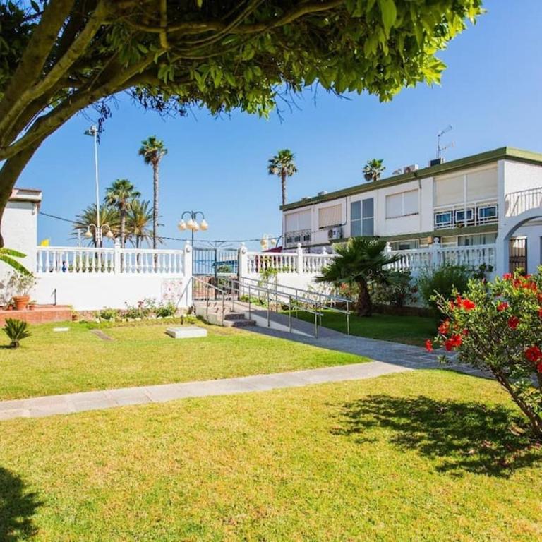 Sunshine Beach by the sea - One-Bedroom Apartment - 17