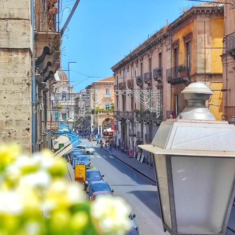Duomo View 5 Balconies Bright Apartment Catania Center - Two-Bedroom Deluxe Apartment with Balcony - 24