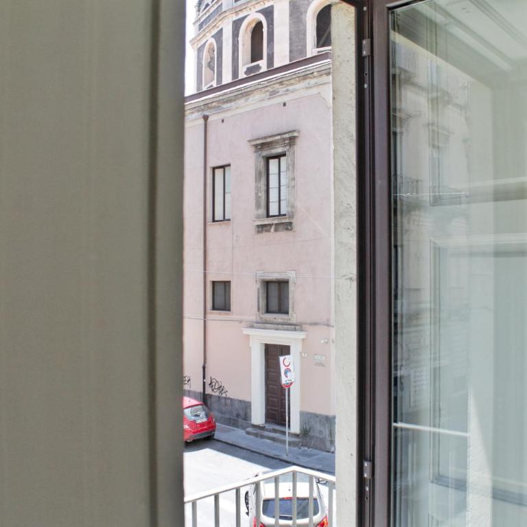Duomo View 5 Balconies Bright Apartment Catania Center - Two-Bedroom Deluxe Apartment with Balcony - 25