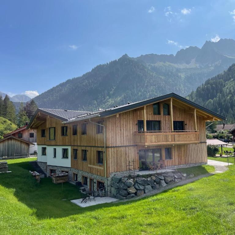 Stadl Lodge Hinterstein - Skipass im Winter und Bergbahnen im Sommer inklusive - Apartment mit 2 Schlafzimmern und Bergblick - 1