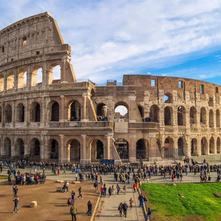 JOIVY Exclusive 2-Bedroom Villa with Private Garden - 5 minutes from the Colosseum - Villa con 2 Camere da Letto - 24