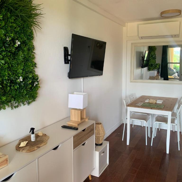 Village Cap Estérel pierre et vacances Appartement en Rez de Jardin vue Mer -Plages -Parcs Aquatique - Animations -5 piscines dont une chauffée au 01-Novembre -Parking -Climatisation -Formule Club - Appartement 1 Chambre avec Vue sur la Mer et Terrasse - 26
