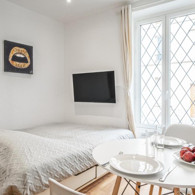 Paris studio Rue Roger #1 - all bills included - direct train from CDG airport - One-Bedroom Apartment - 3