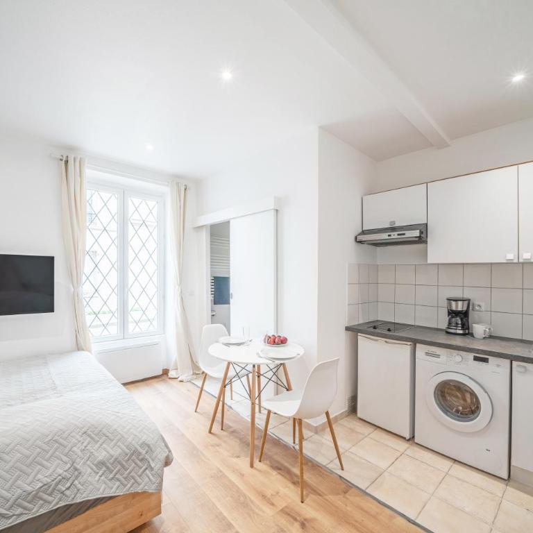 Paris studio Rue Roger #1 - all bills included - direct train from CDG airport - One-Bedroom Apartment - 1