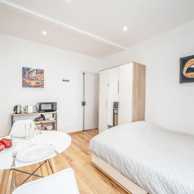 Paris studio Rue Roger #1 - all bills included - direct train from CDG airport - One-Bedroom Apartment - 2