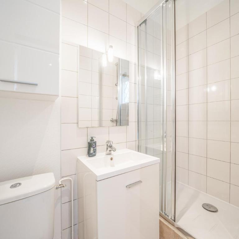 Paris studio Rue Roger #1 - all bills included - direct train from CDG airport - One-Bedroom Apartment - 7