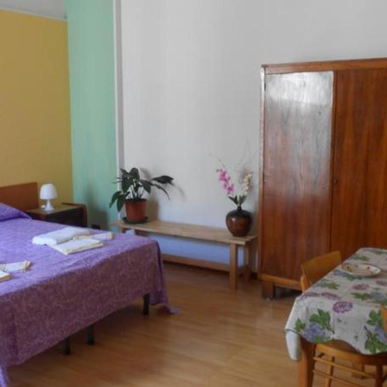 B&B Fenice Barocca - Camera Grande Matrimoniale/Doppia con Letti Singoli e con Bagno in Comune - 3