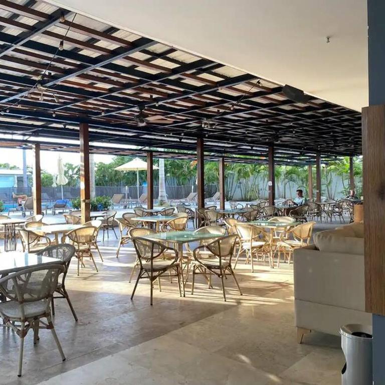 Amazing Beachfront Apartment - Three-Bedroom Apartment - 4