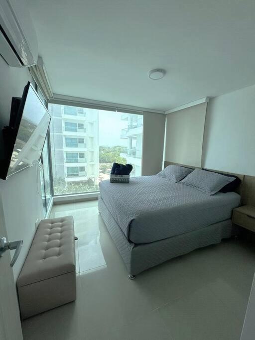 Amazing Beachfront Apartment - Three-Bedroom Apartment - 15