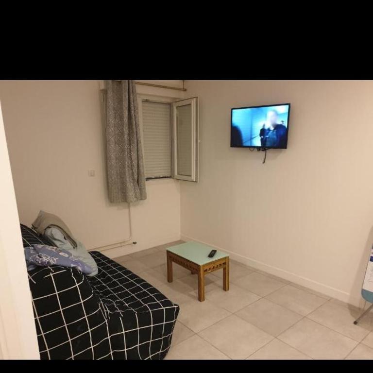 Grand Appartement, 2 ou 3 ou 4 pieces, tramway sur place, proche gare sncf St Augustin 900 metre , aéroport 1200 metre, plage ou Allianz riviera 10 min, palais nikaia 2 min , supermarché sur place, parking possible si disponible ou payant à 1000 metre - Apartamento - 1