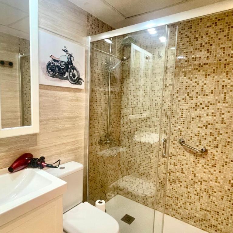 Maravilloso apartamento céntrico de 70m2, jardín propio 40m2 con piscina para niños y parking opcional - Apartamento de 1 dormitorio - 8