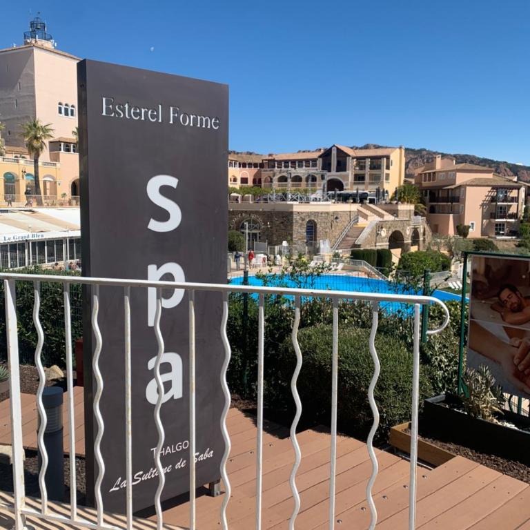 Village Cap Estérel pierre et vacances Appartement en Rez de Jardin vue Mer -Plages -Parcs Aquatique - Animations -5 piscines dont une chauffée au 01-Novembre -Parking -Climatisation -Formule Club - Appartement 1 Chambre avec Vue sur la Mer et Terrasse - 36