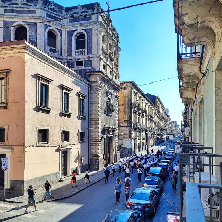 Duomo View 5 Balconies Bright Apartment Catania Center - Two-Bedroom Deluxe Apartment with Balcony - 23