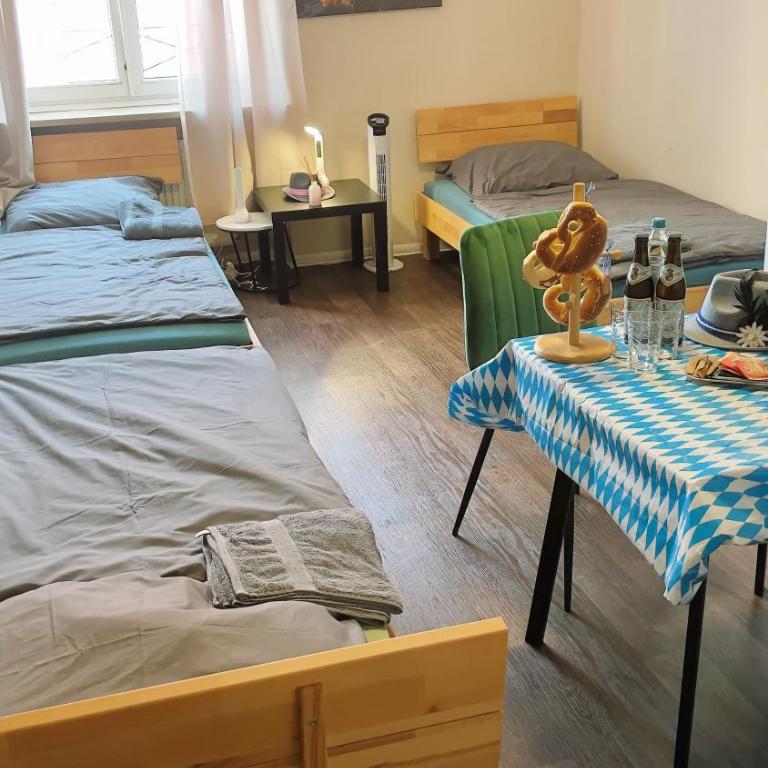 Schwanthaler Hof - Basic Dreibettzimmer mit Gemeinschaftsbad - 4