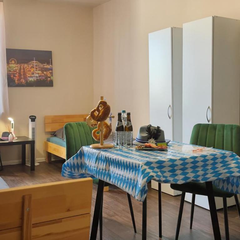 Schwanthaler Hof - Basic Dreibettzimmer mit Gemeinschaftsbad - 5