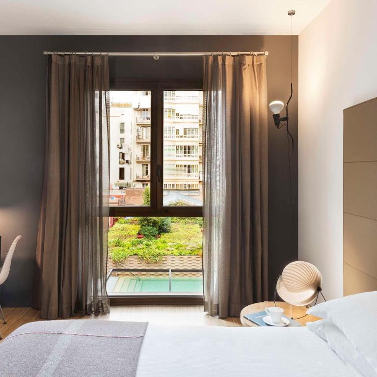 Alexandra Barcelona Hotel, Curio Collection by Hilton - Classic King Room - 4