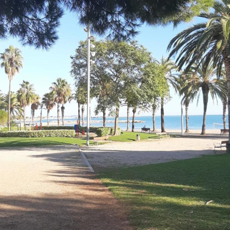 50 m de la plage! Proche du centre ville! Piscine! Vue sur mer et montagnes! Wifi! 2 vélos à disposition! - Two-Bedroom Apartment - 69
