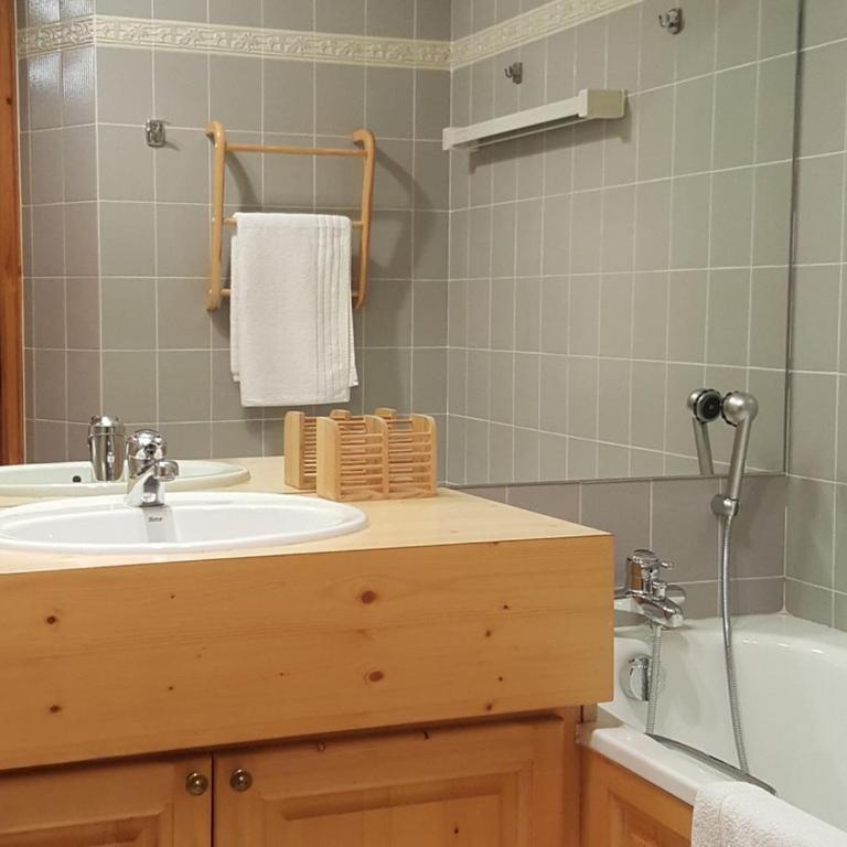 Spacieux 3 chambres, skis aux pieds avec parking et wifi - Three-Bedroom Apartment - 7