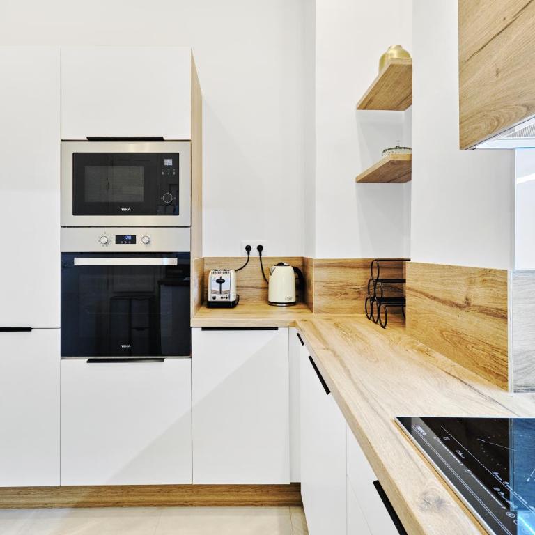 110m KKARA 3BR 2BA central Plaza Nueva view apt - Three-Bedroom Apartment - 50