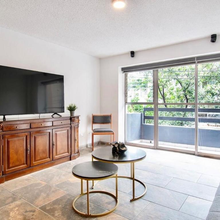 Panchito · Bright & Spacious 3-BR-2BTH, near WTC/ Insurgentes - Three-Bedroom Apartment - 1