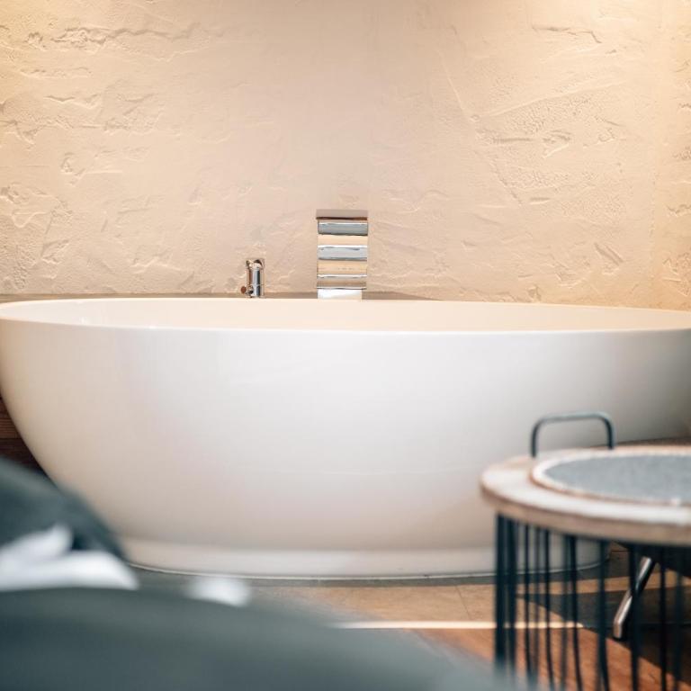 Hotel Sonnberg - Deluxe Doppelzimmer mit Badewanne und Balkon - 4