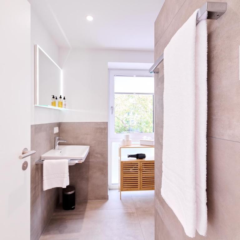 Xzllenz - 4 Schlafzimmer, Zentral, Parken, U-Bahn, 2 Bäder, 4 Smart-TV, optional Einzelbett - Haus mit 4 Schlafzimmern - 5