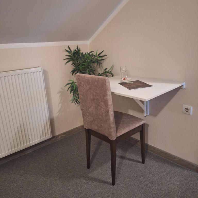 Garni Hotel Ema - Budget Double Room - 3
