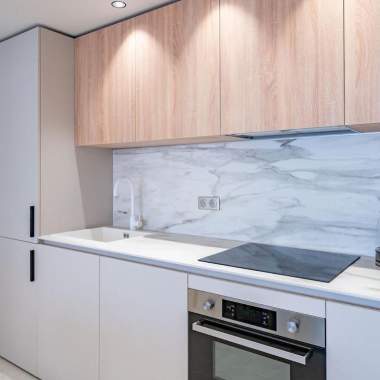Beautiful 3 bedroom fully renovated - Apartment - 4