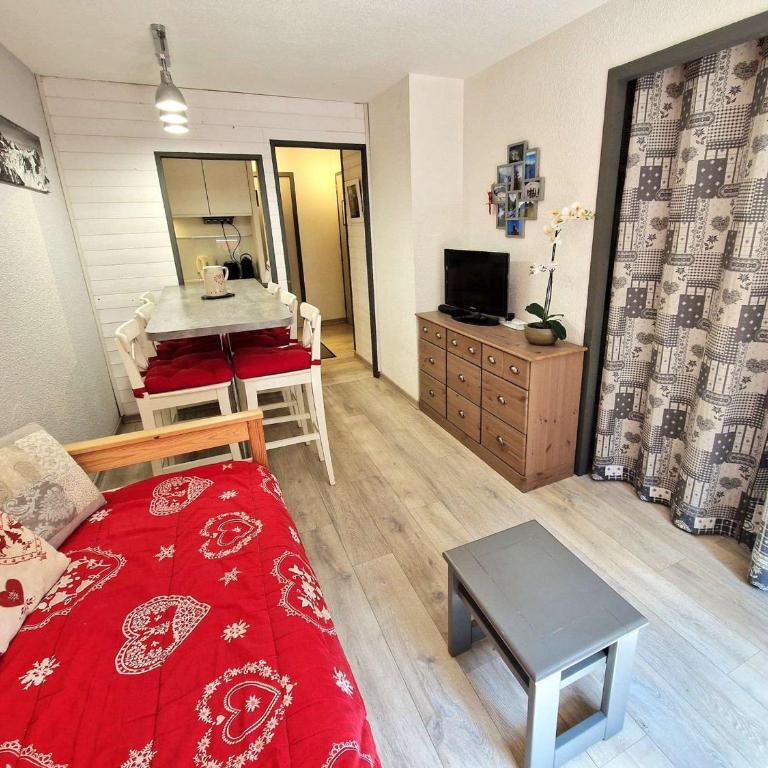 Appartement 2 pièces + cabine, 4-6 pers, 32m², Wi-Fi, Place des Bergers, Modane, proche pistes et commerces - FR-1-265-221 - Appartement (6 Adultes) - 1
