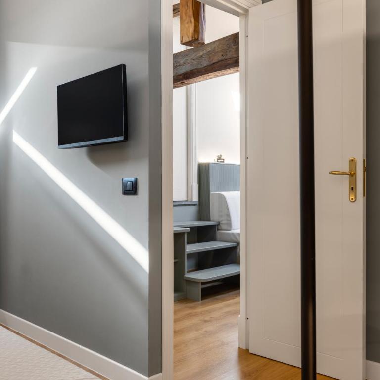 Cathedral Room&Loft - One-Bedroom House - 8