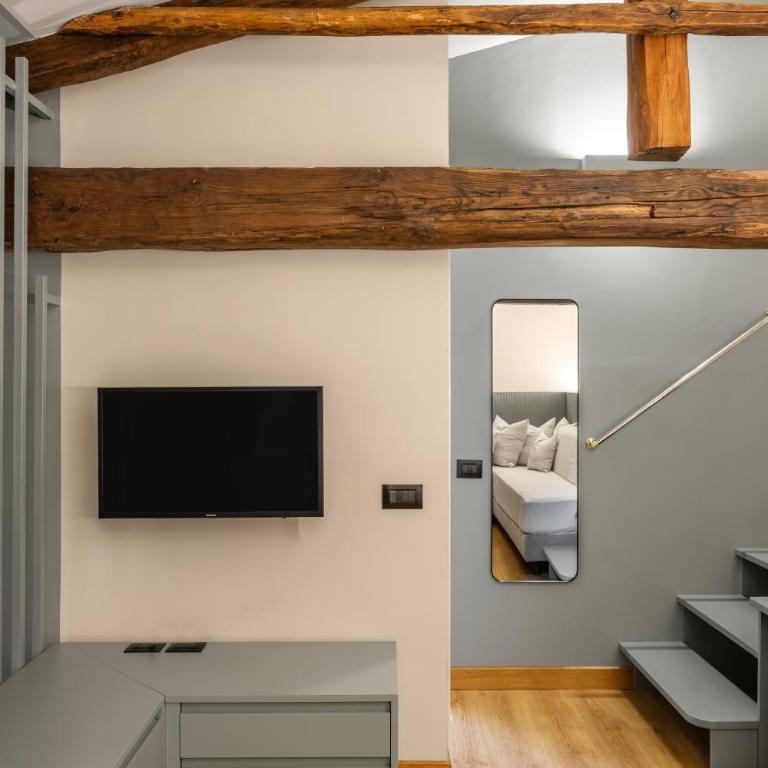Cathedral Room&Loft - One-Bedroom House - 17