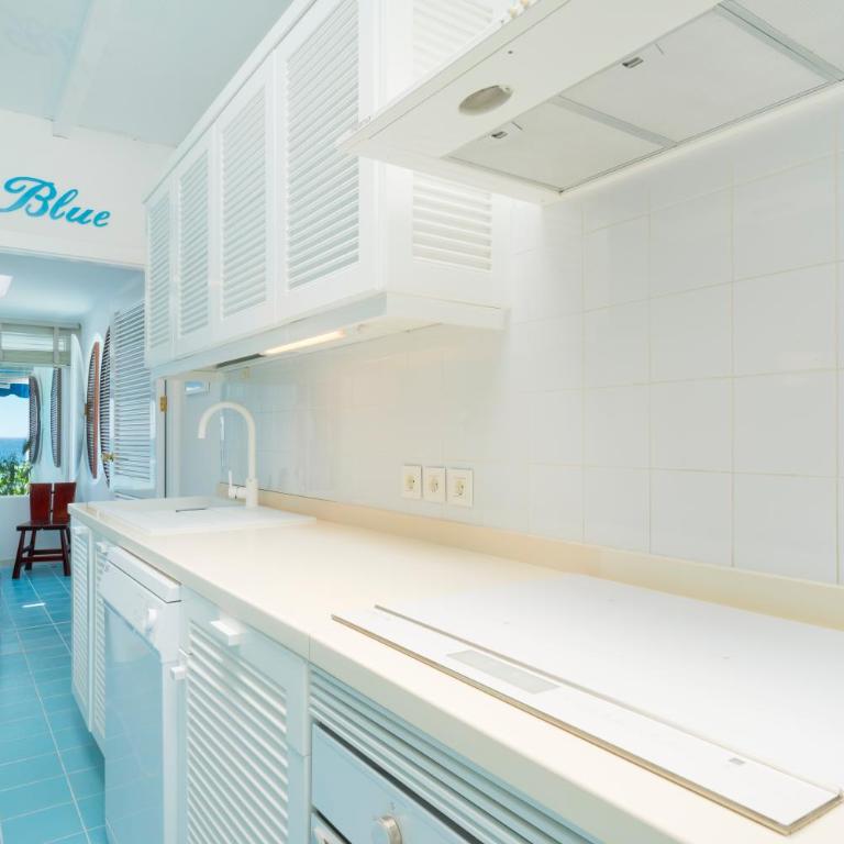 Luxury Sea Front Caleton 40 - Three-Bedroom Villa - 14