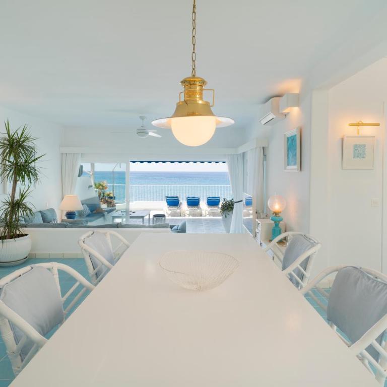 Luxury Sea Front Caleton 40 - Three-Bedroom Villa - 11