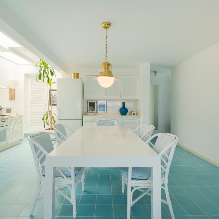 Luxury Sea Front Caleton 40 - Three-Bedroom Villa - 12