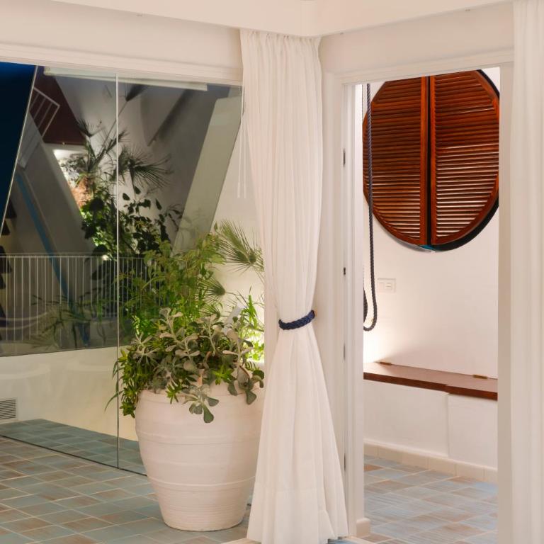 Luxury Sea Front Caleton 40 - Three-Bedroom Villa - 16