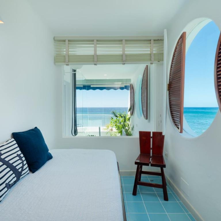 Luxury Sea Front Caleton 40 - Three-Bedroom Villa - 23