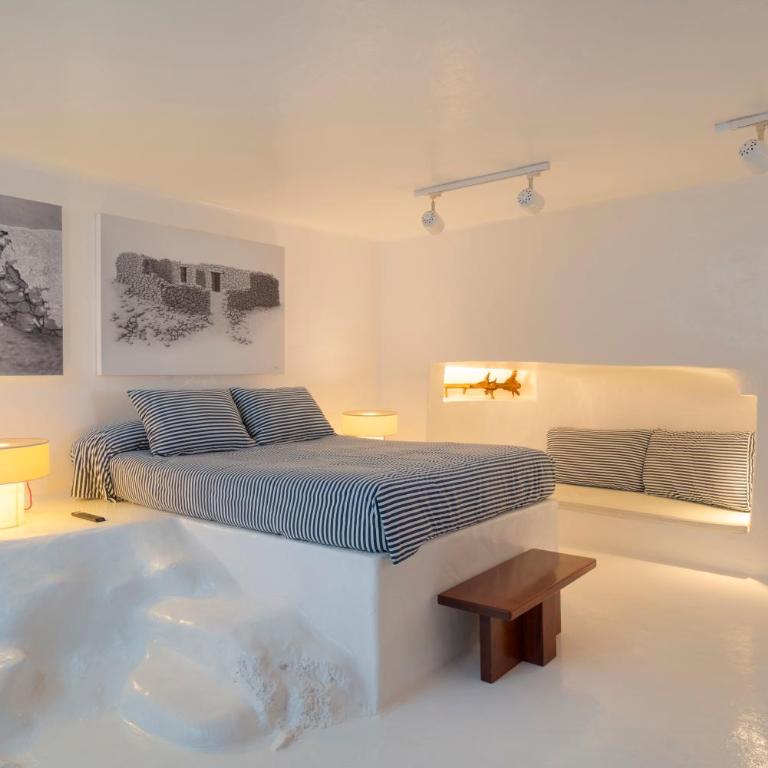 Luxury Sea Front Caleton 40 - Three-Bedroom Villa - 17