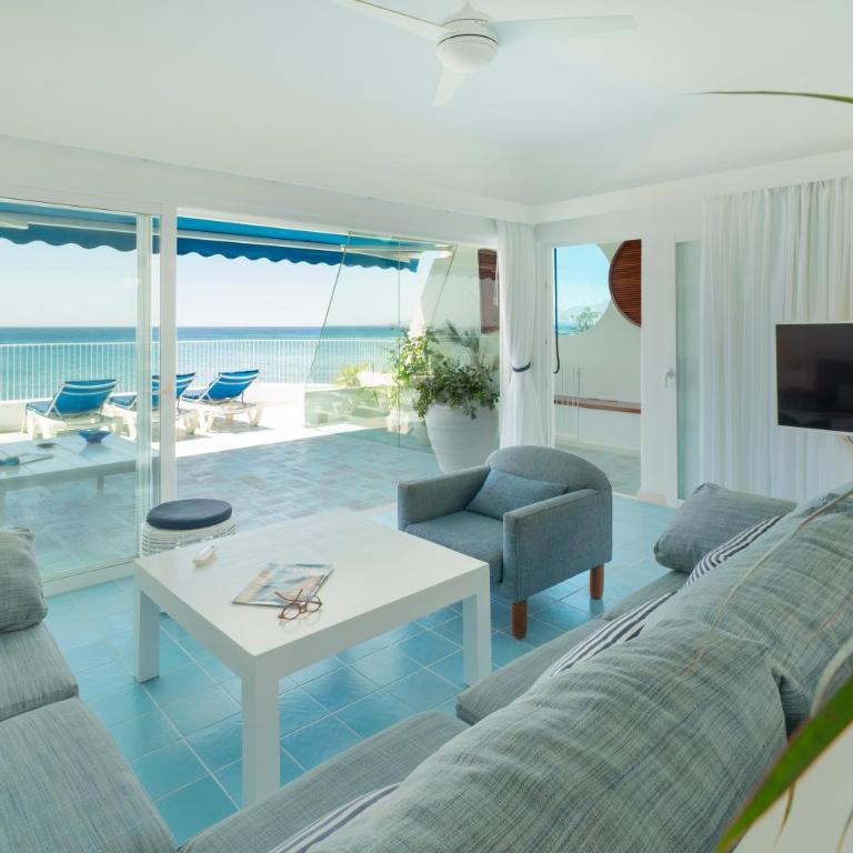 Luxury Sea Front Caleton 40 - Three-Bedroom Villa - 8