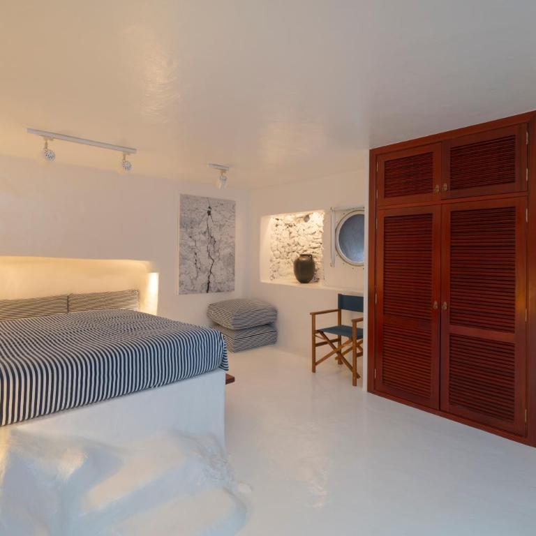 Luxury Sea Front Caleton 40 - Three-Bedroom Villa - 18
