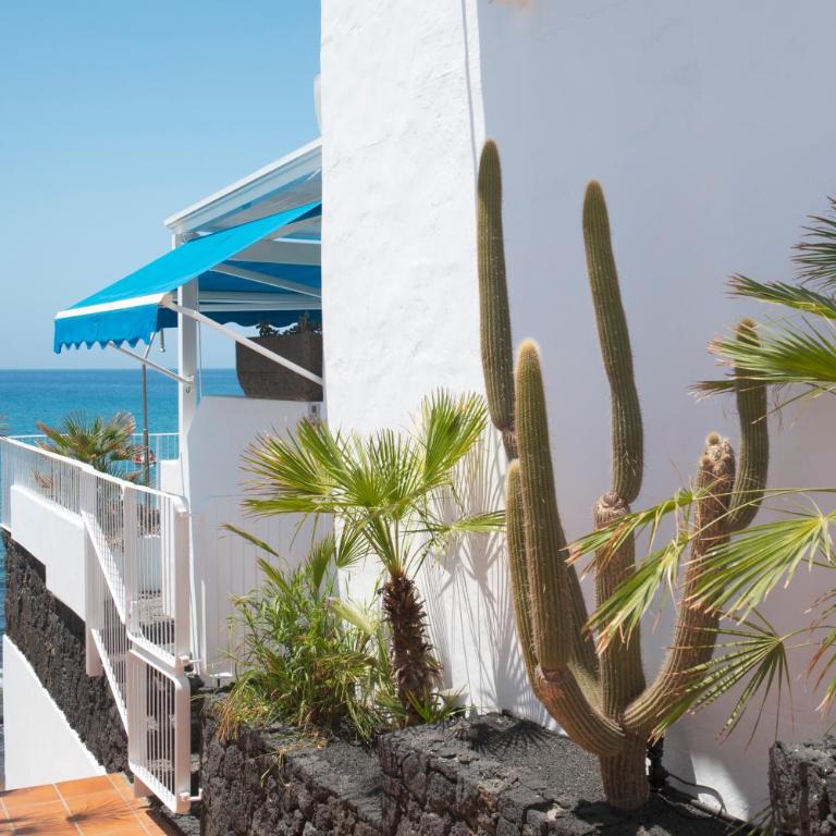 Luxury Sea Front Caleton 40 - Three-Bedroom Villa - 34