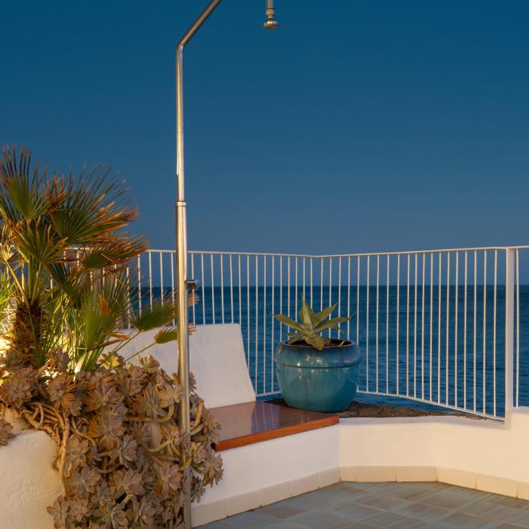 Luxury Sea Front Caleton 40 - Three-Bedroom Villa - 33
