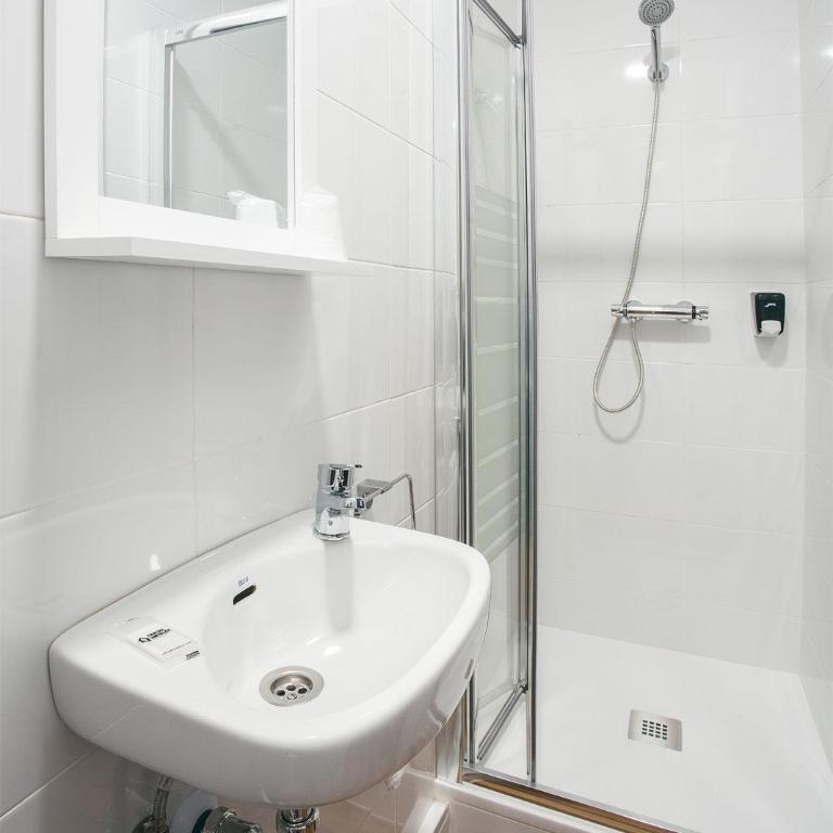 Casual Serantes Bilbao - Habitación Familiar con baño privado - 8