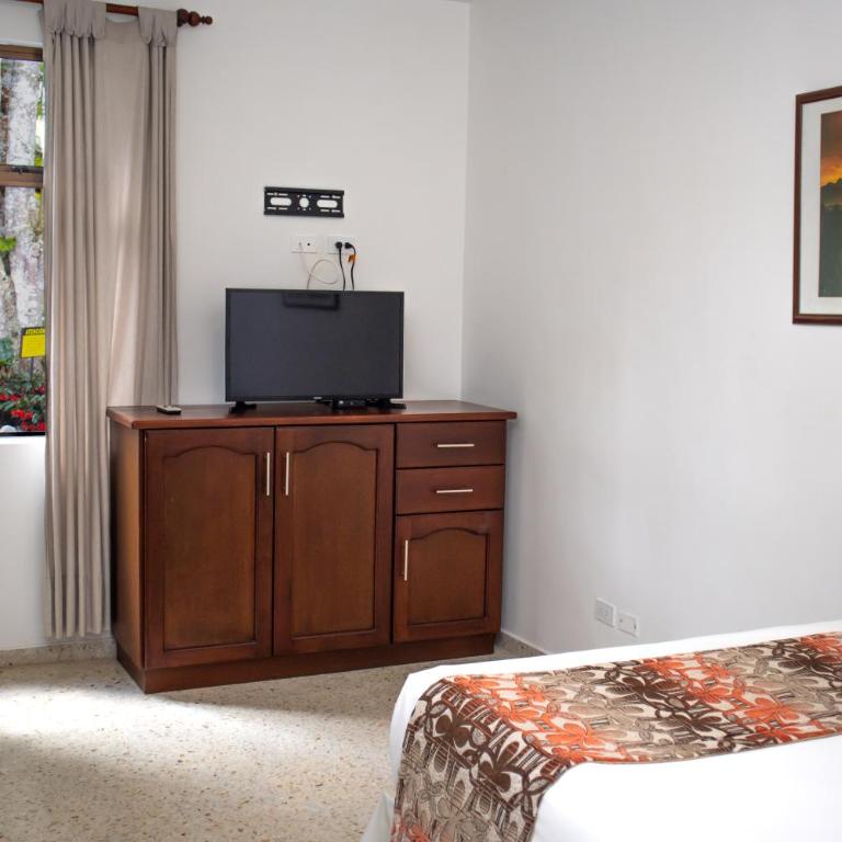 Hotel y Cabañas - Centro Vacacional Comfandi Lago Calima - Habitación Individual con baño - 7