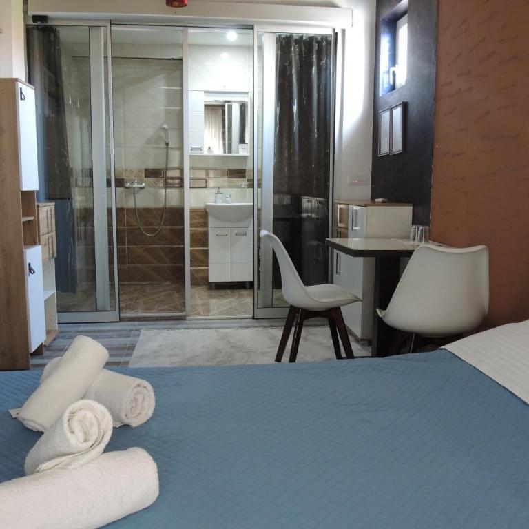 Rooms&Restaurant 43 - Dvokrevetna Soba sa Bračnim Krevetom i Sopstvenim Kupatilom - 1
