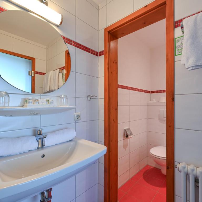 Rothenfels Panorama Hotel - Deluxe Doppelzimmer mit Balkon und Seeblick - 5